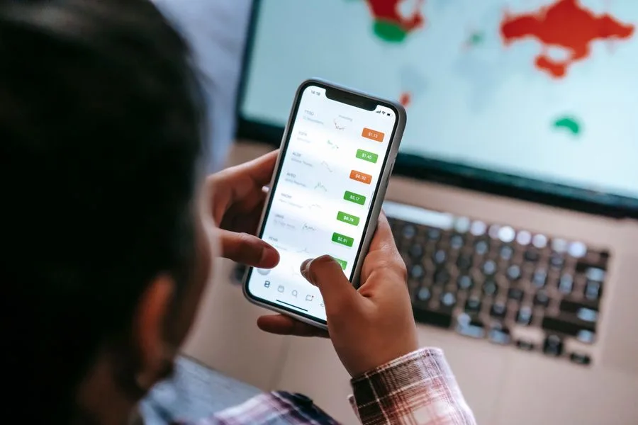 Celular com gráficos de desempenho de anúncios